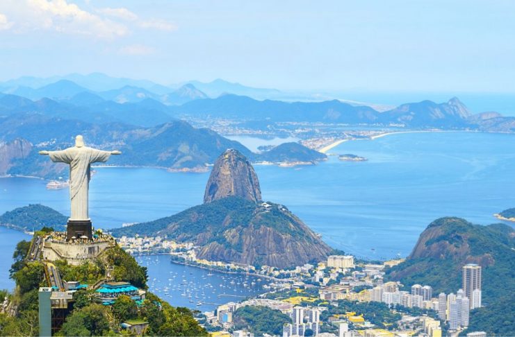 Vista aérea do Rio de Janeiro com Cristo Redentor e Corcovado.