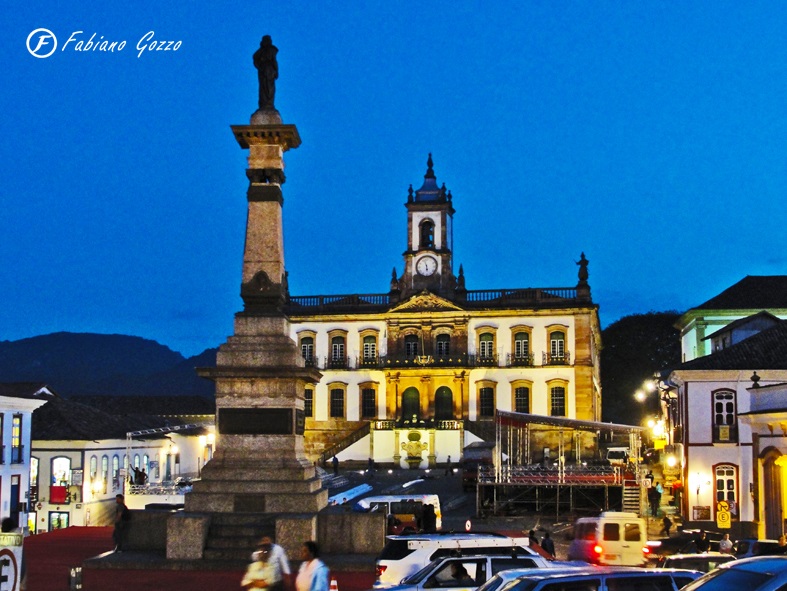 Praça Tiradentes, centro de Ouro Preto.