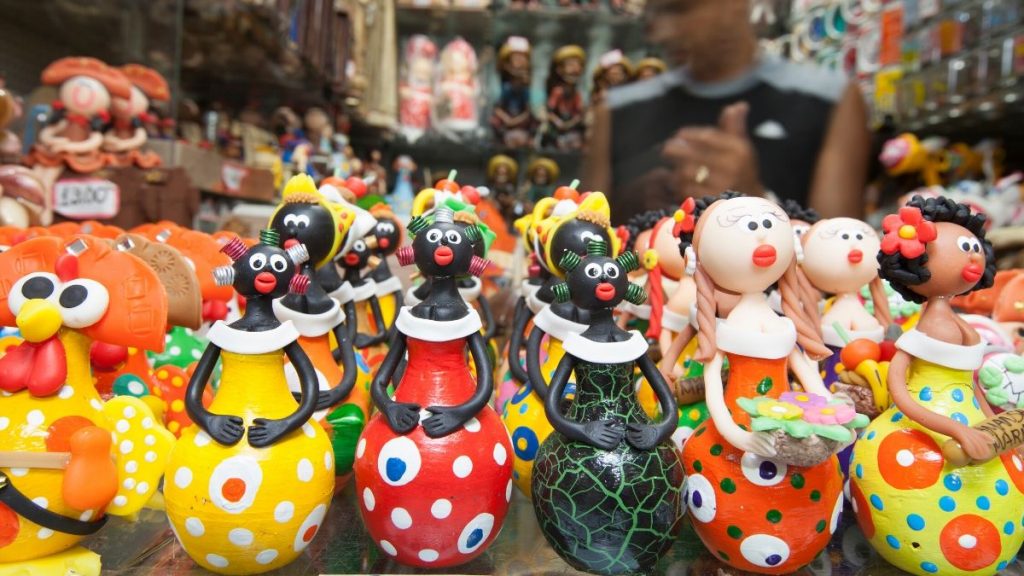 Bonecas artesanais à venda no mercado do artesanato de Pajuçara.