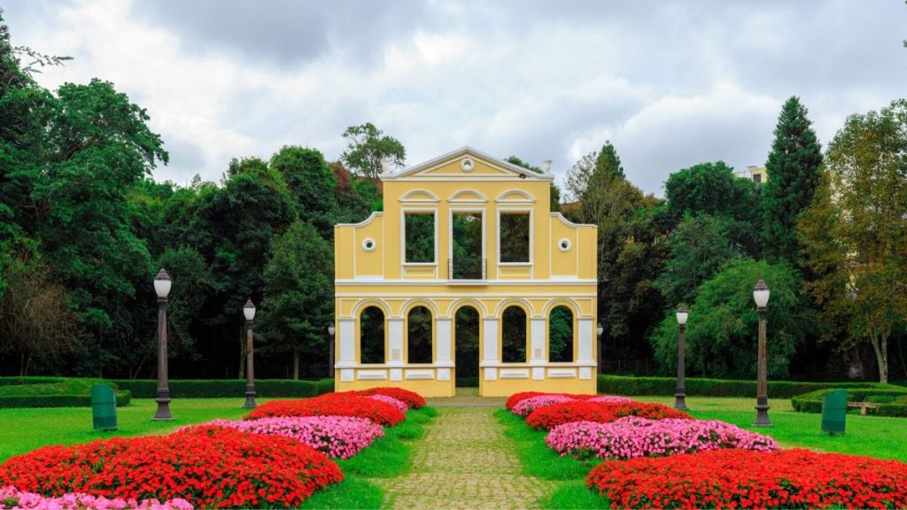 Portal do Bosque do Alemão, flores e jardim colorido em Curitiba.