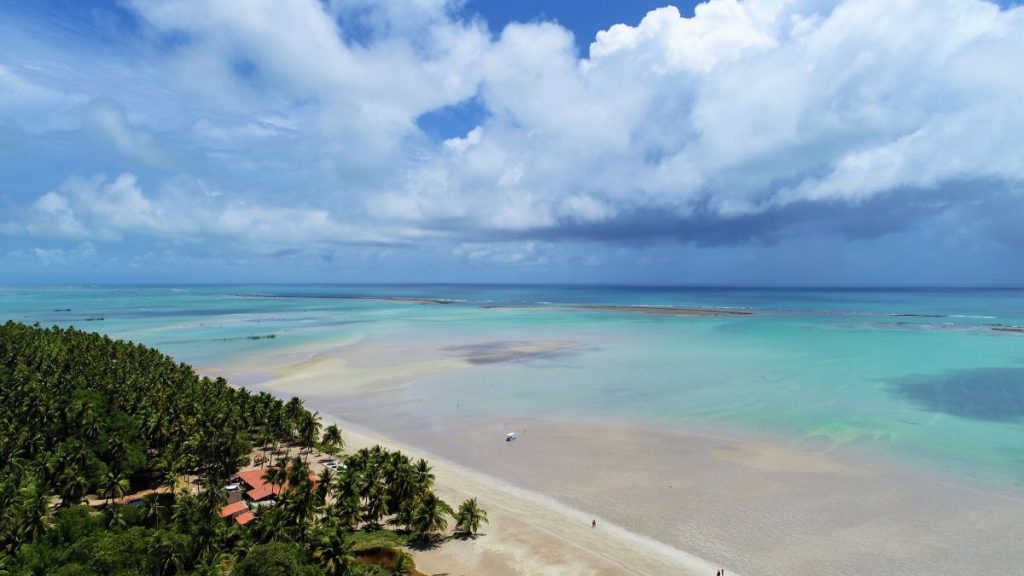 Paisagem fantástica da praia paradisíaca com água turquesa em Maragogi, Alagoas.