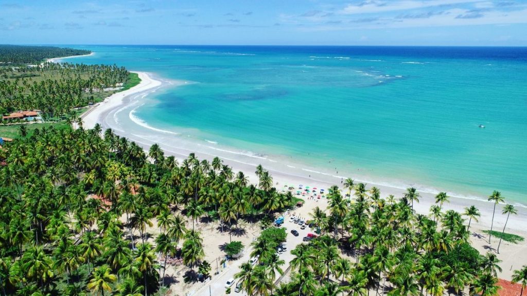 Paisagem fantástica da praia paradisíaca, com água cristalina, em São Miguel dos Milagres, Alagoas.