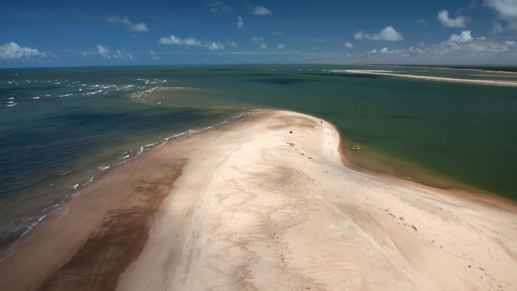 Vista aérea do encontro do rio São Francisco com o Oceano Atlântico, na Praia do Peba - Piaçabuçu, Alagoas.