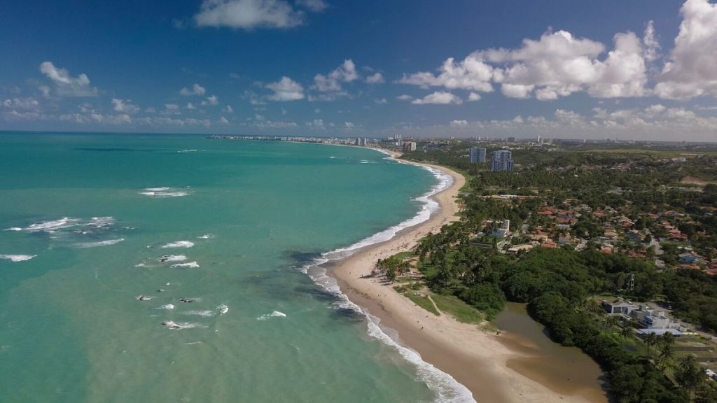 Bela vista aérea da praia de Paripueira, localizada no norte de Alagoas