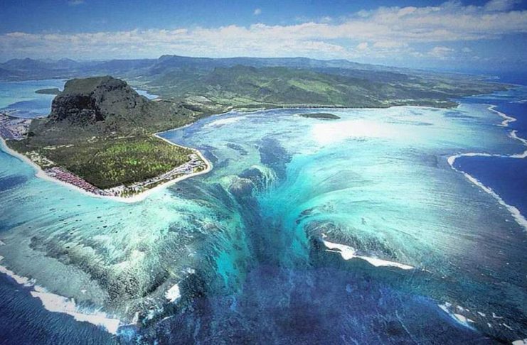 cachoeira submersa da ilha Maurício capa