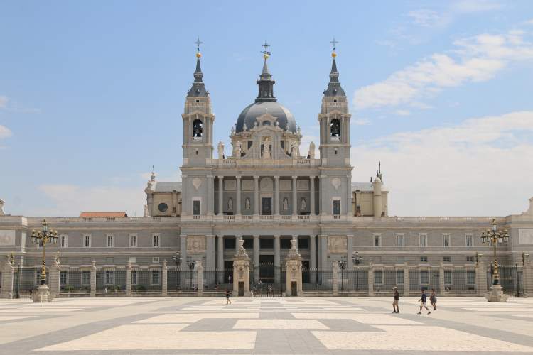 Catedral de la Almudena é uma das Atrações Gratuitas em Madri