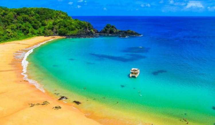 Praia Baía do Sancho é uma das praias mais lindonas do Nordeste brasileiro