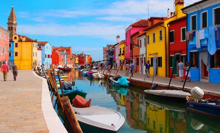 Conhecer Burano é uma das dicas para quem vai viajar a Veneza