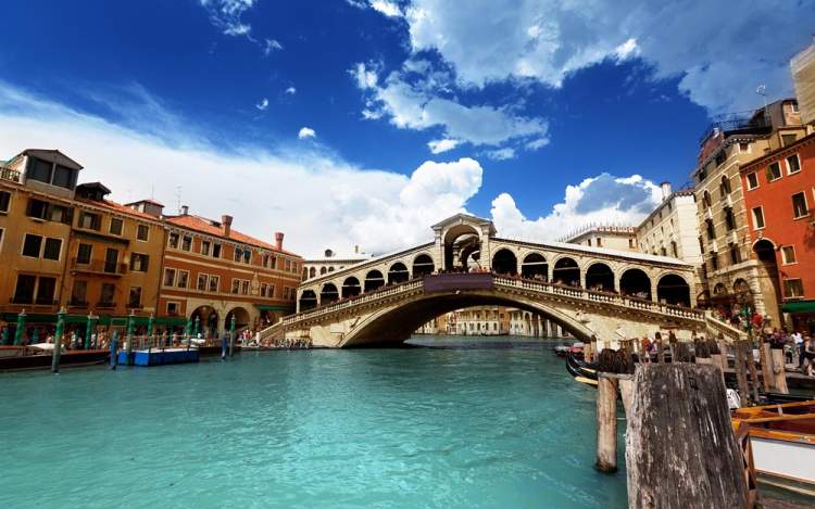Conhecer a Ponte de Rialto é uma das dicas para quem vai viajar a Veneza