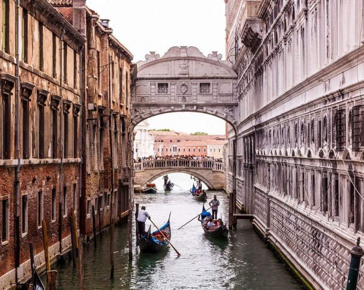 Conhecer a Ponte dos Suspiros é uma das dicas para quem vai viajar a Veneza