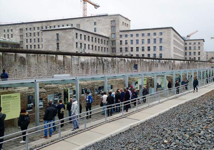 Conhecer o museu Topografia do Terror é uma das dicas para quem vai viajar a Berlim
