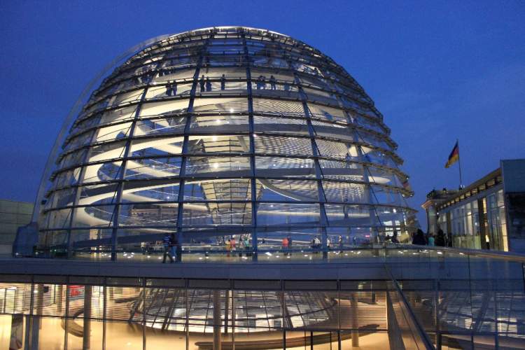 Cúpula do Parlamento é uma das atrações gratuitas em Berlim