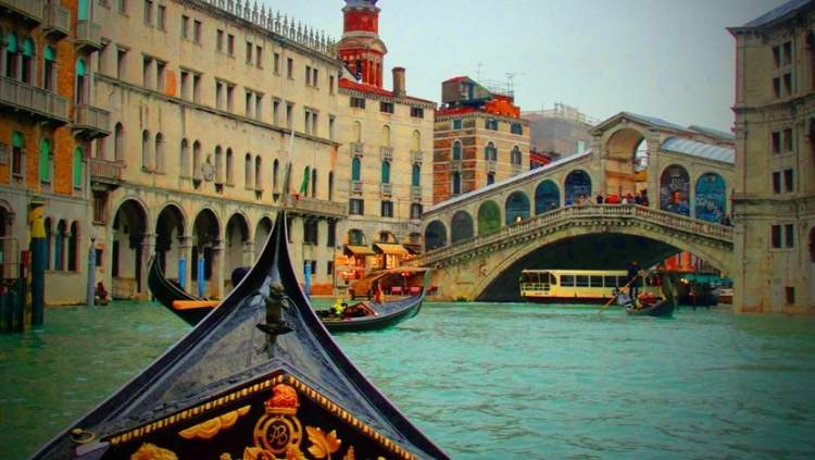 Passear de gôndola é uma das dicas para quem vai viajar a Veneza