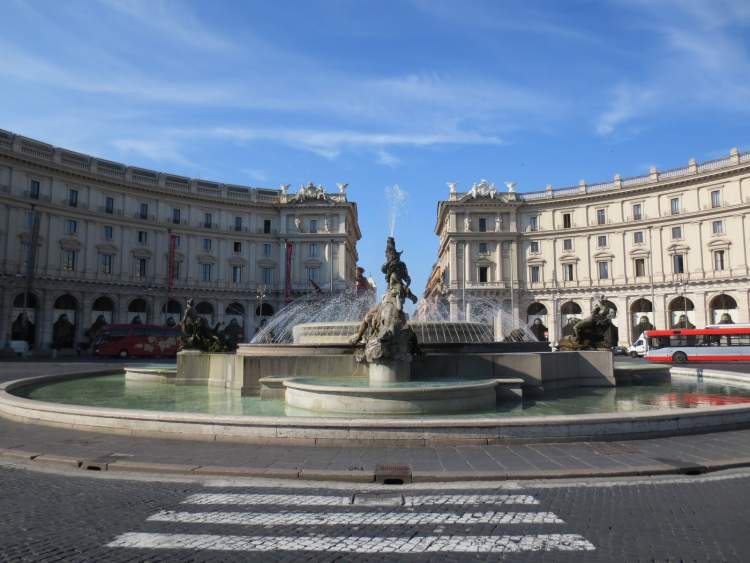 Piazza della Repubblica é uma das atrações gratuitas em Roma