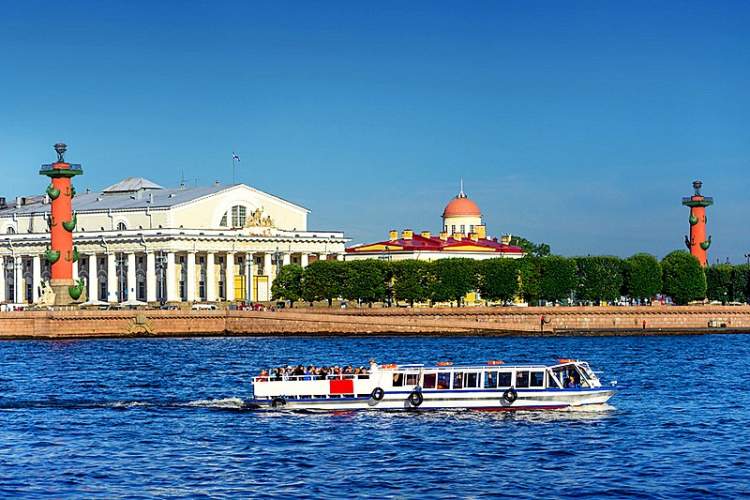 Strelka é uma das atrações gratuitas em São Petersburgo