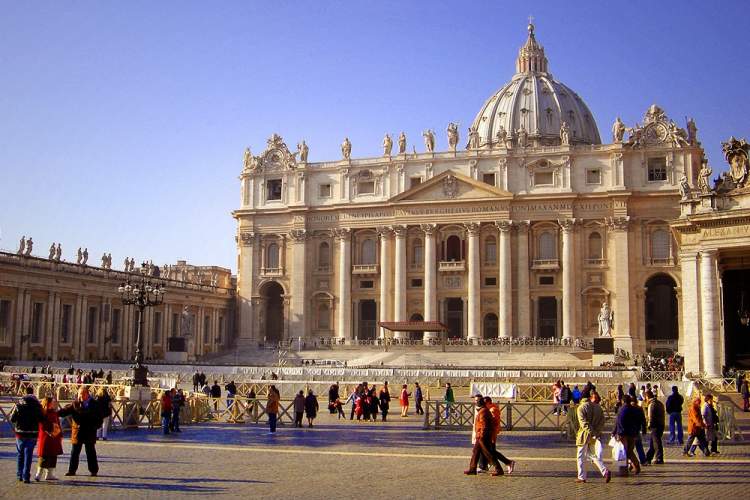 praça e basílica de São Pedro é uma das atrações gratuitas em Roma