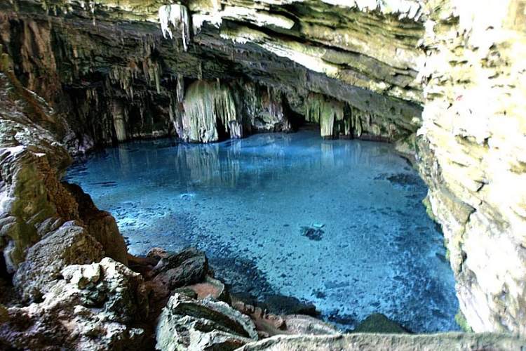 Gruta da Lagoa Azul em Nobres é um dos Destinos Turísticos para Quem Busca Contato com a Natureza