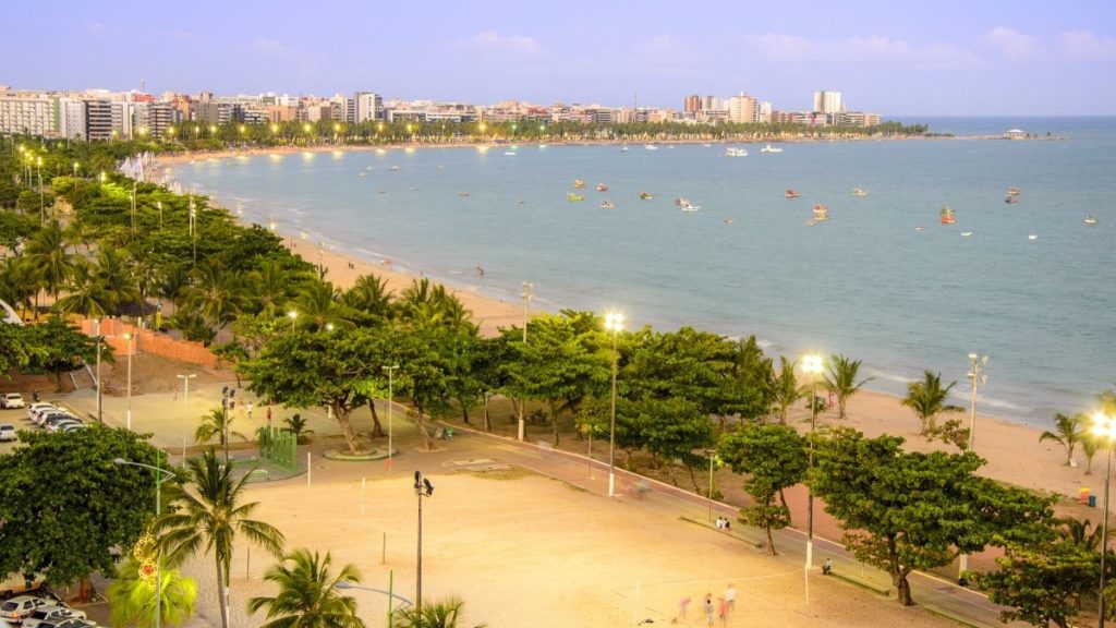 Vista aérea da praia de Pajuçara em Maceió, Alagoas.