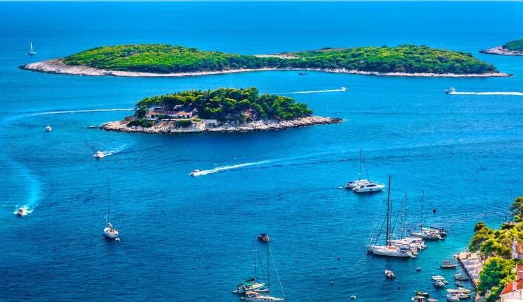 Ilhas de Pakleni Otoci é uma das melhores praias da Croácia