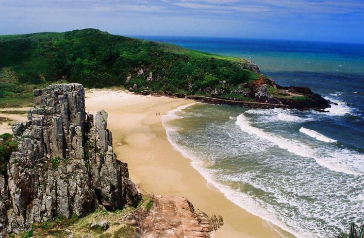 Praia da Guarita em Torres é uma das praias brasileiras que valem a pena visitar