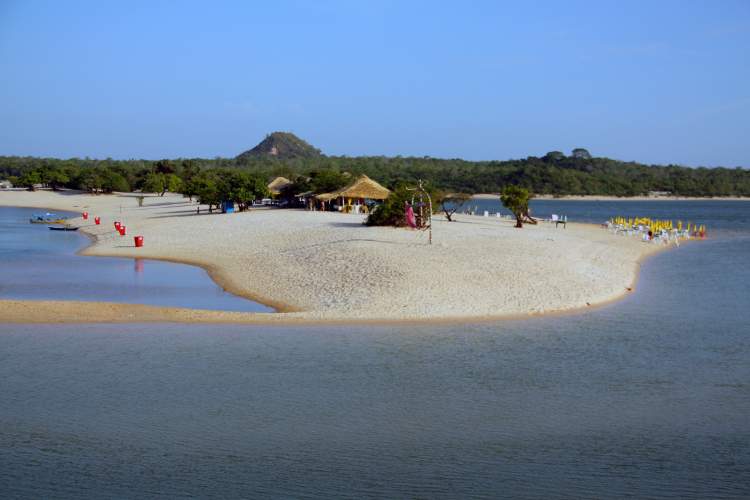 Praia de Alter do Chão em Santarém é uma das praias brasileiras que valem a pena visitar