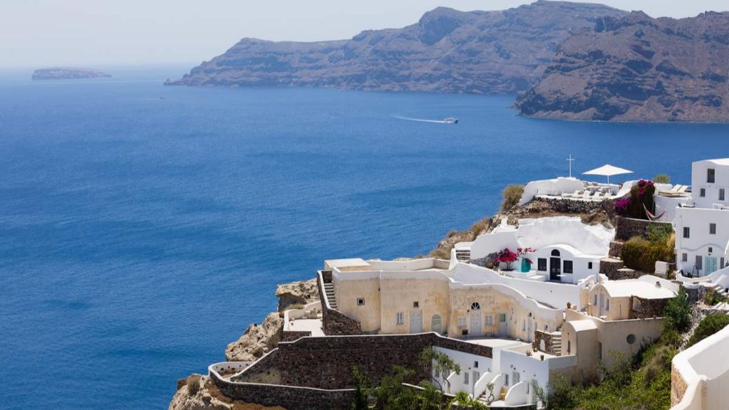 Conhecer a ilha de Santorini é uma das razões para passar a lua de mel na Grécia