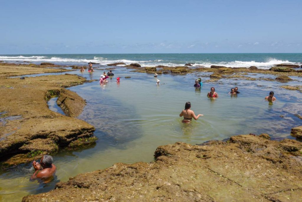 Pessoas se divertindo na piscina natural na praia de Sibaúma, Tibau do Sul - RN