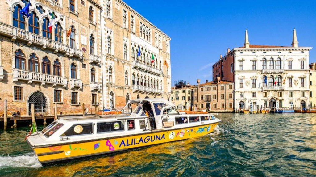 Alilaguna nas vias navegáveis e canais de Veneza, Itália.