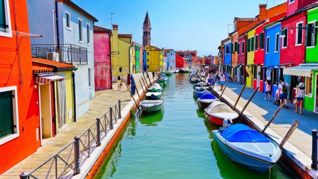 Casas venezianas coloridas, ao longo do canal nas ilhas de Burano, em Veneza, Itália.