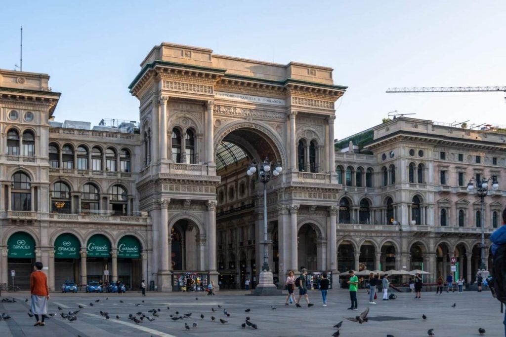 Exterior da Galeria Vittorio Emanuele II, praça Duomo, no centro da cidade de Milão, Itália.