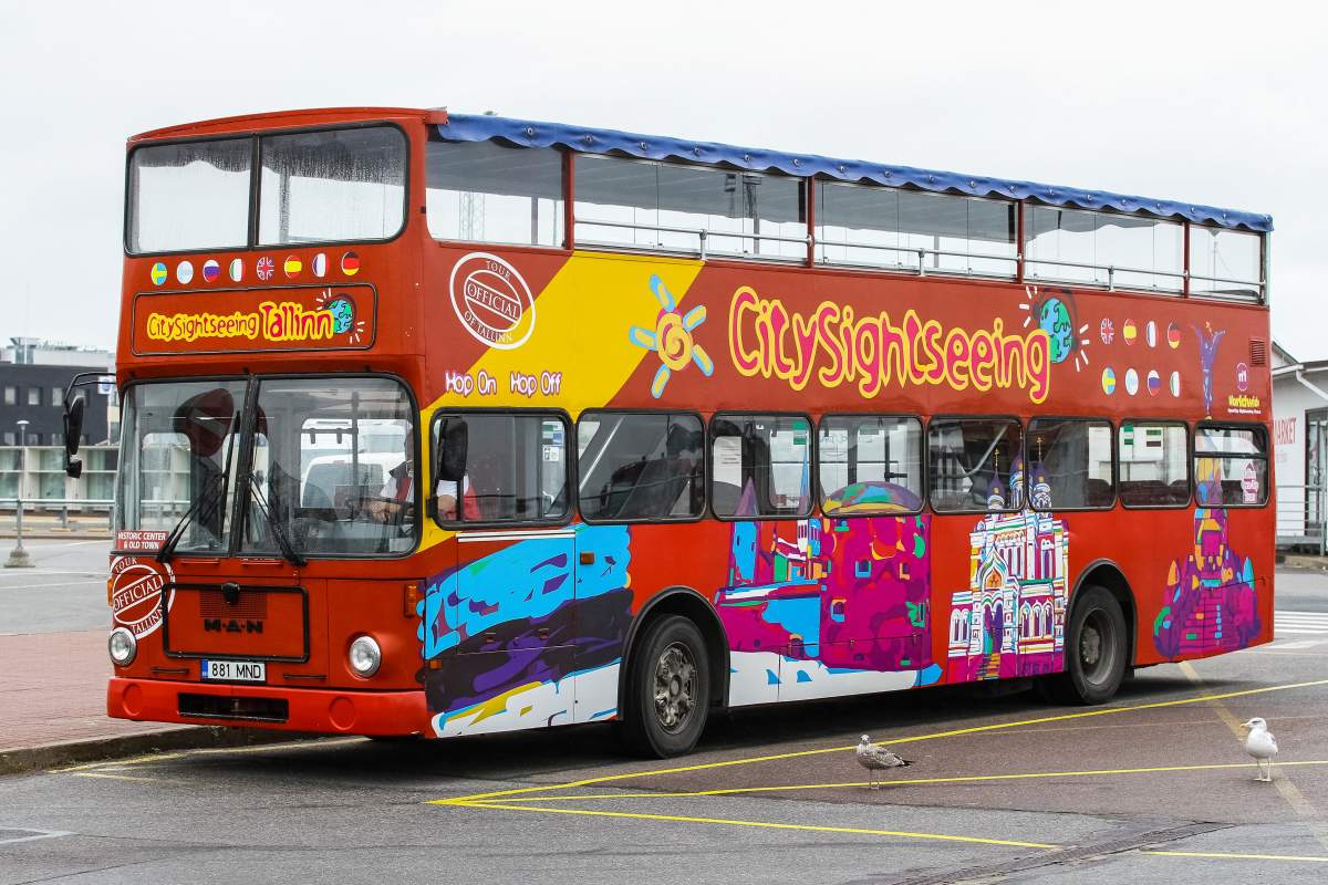 Hop On Hop Off Sightseeing Bus. O ônibus vermelho turístico ajuda os viajantes a explorar a cidade rapidamente e com visitas guiadas em diferentes idiomas.