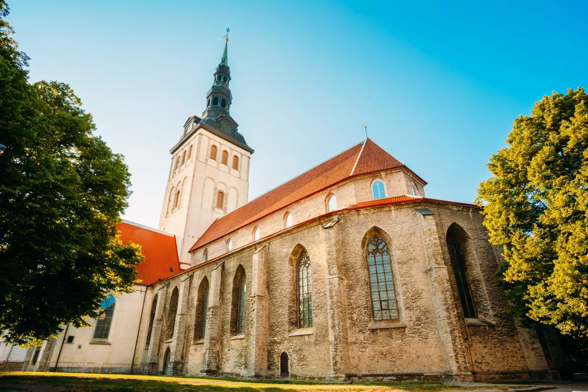 Igreja medieval antiga branca de São Nicolau (Niguliste) em Tallinn