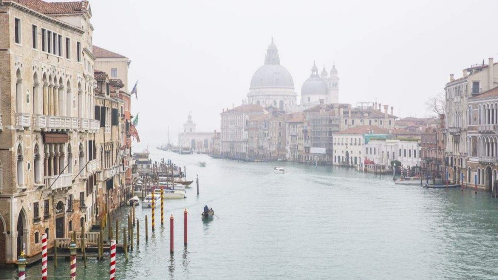 Vista sobre o Grande Canal no nevoeiro do inverno, Veneza Itália.