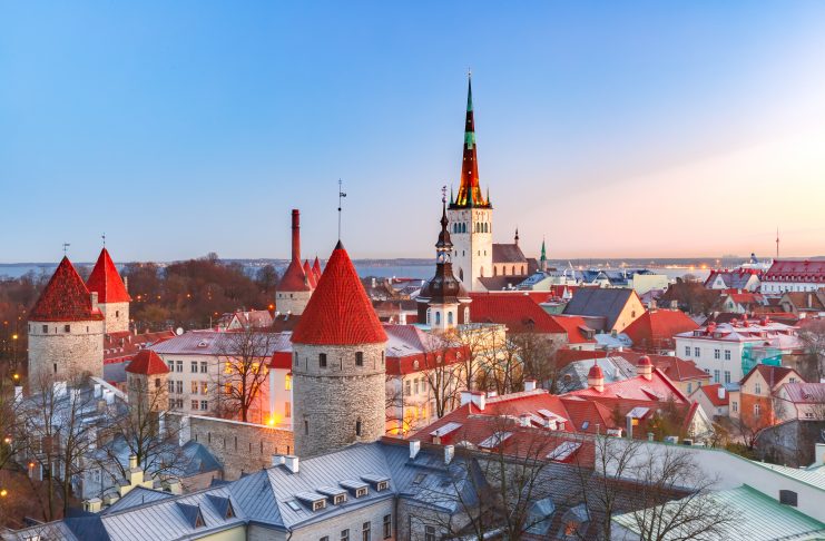 Paisagem urbana aérea com a cidade velha medieval, a Igreja Batista St. Olaf e a muralha da cidade de Tallinn pela manhã