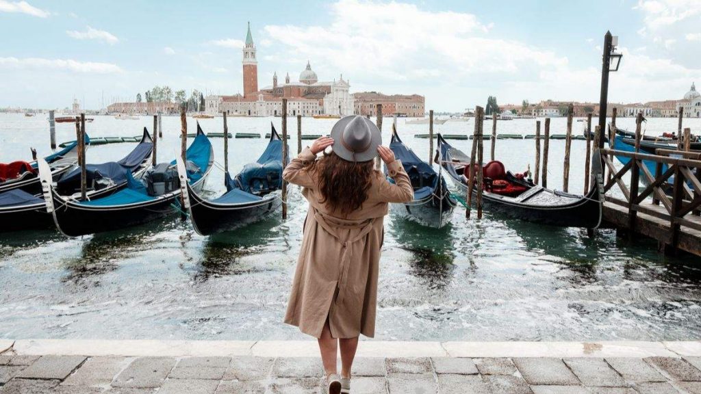 Mulher, olhando para água em Veneza, Itália