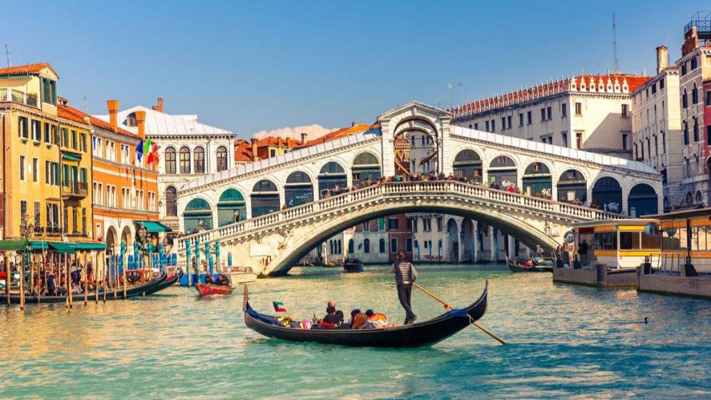 Gôndola perto da ponte Rialto em Veneza, Itália.