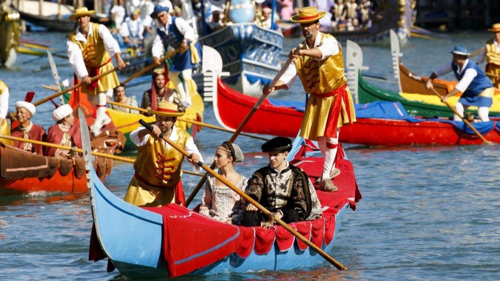 Navios históricos abrem a Regatta Storica, o principal evento do calendário anual de remo "Voga alla Veneta", em Veneza, Itália.
