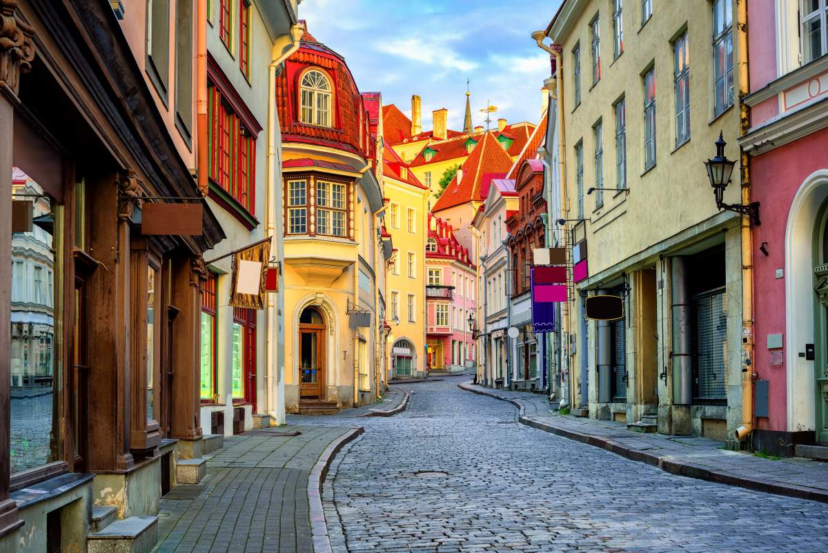 Rua estreita na cidade velha de Tallinn, Estônia