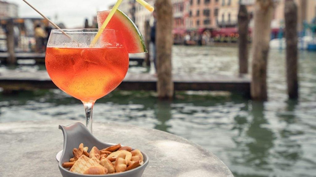 Aperol Spritz (cocktail) no Grande Canal de Veneza, Itália