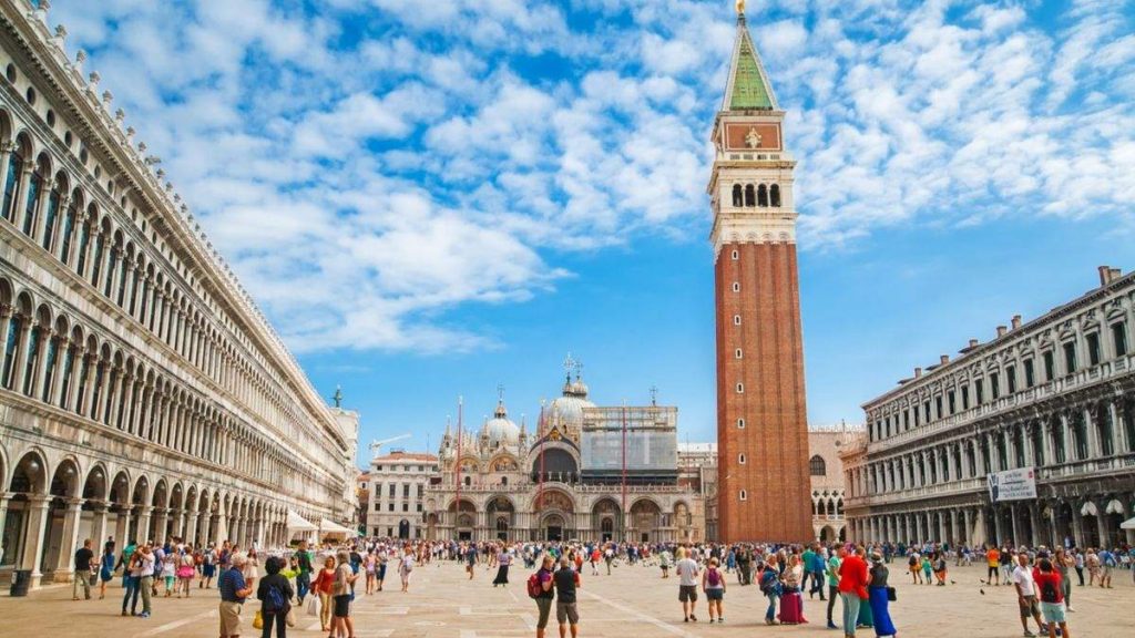 Torre campanário e Basílica de São Marco, em Veneza, Itália.