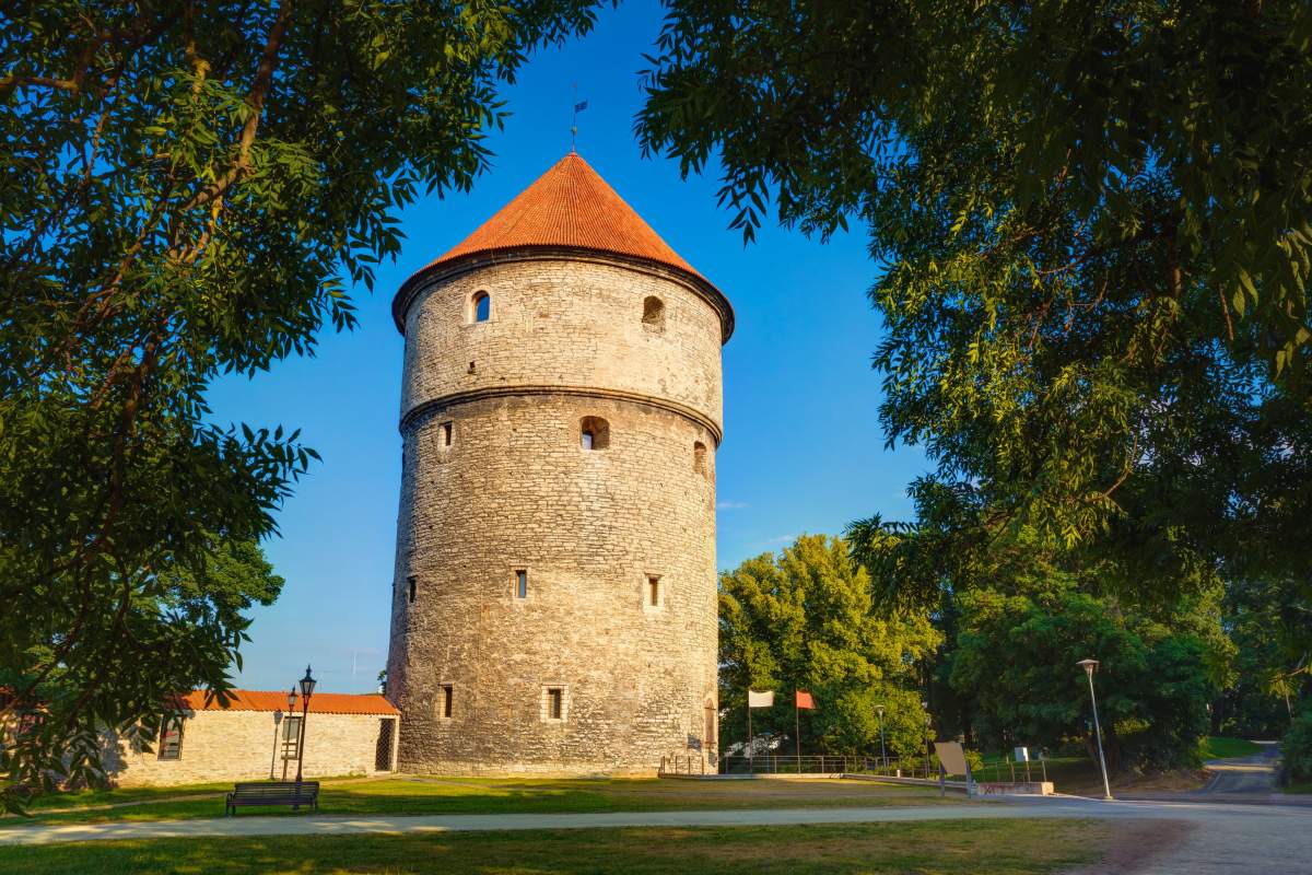Torre medieval Kiek-in-de-Kok no parque na colina Toompea em Tallinn, Estônia