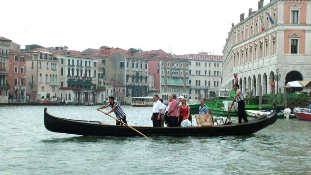 Traghetto com turistas em Veneza, Itália.