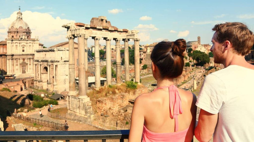 Turistas observando ruínas em Roma - Itália