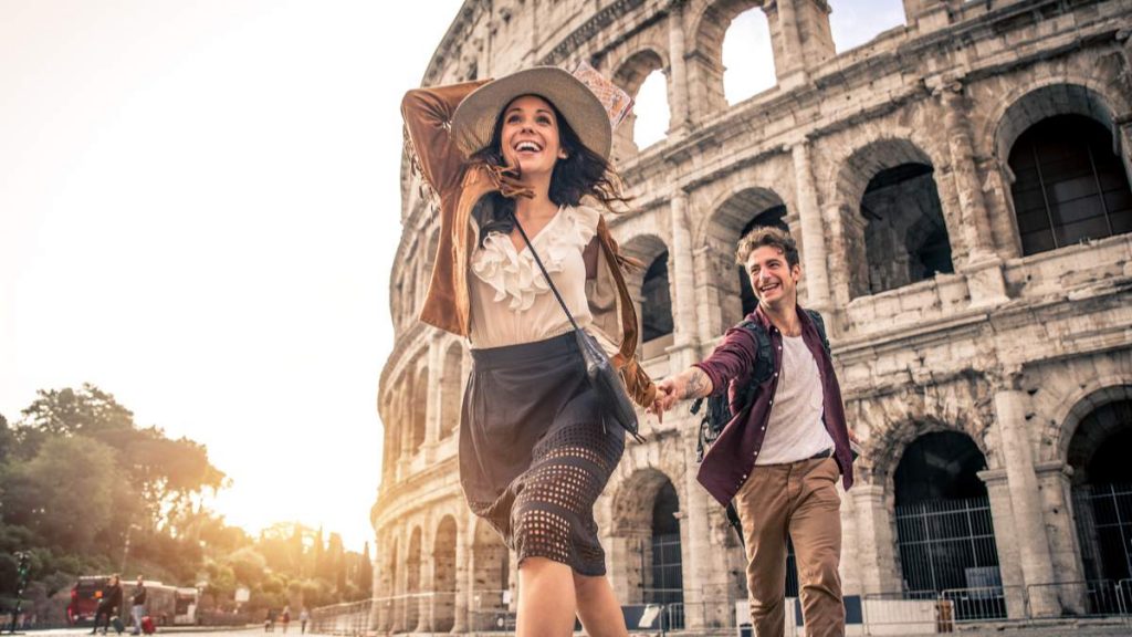 Jovem casal no Coliseu, Roma - Itália