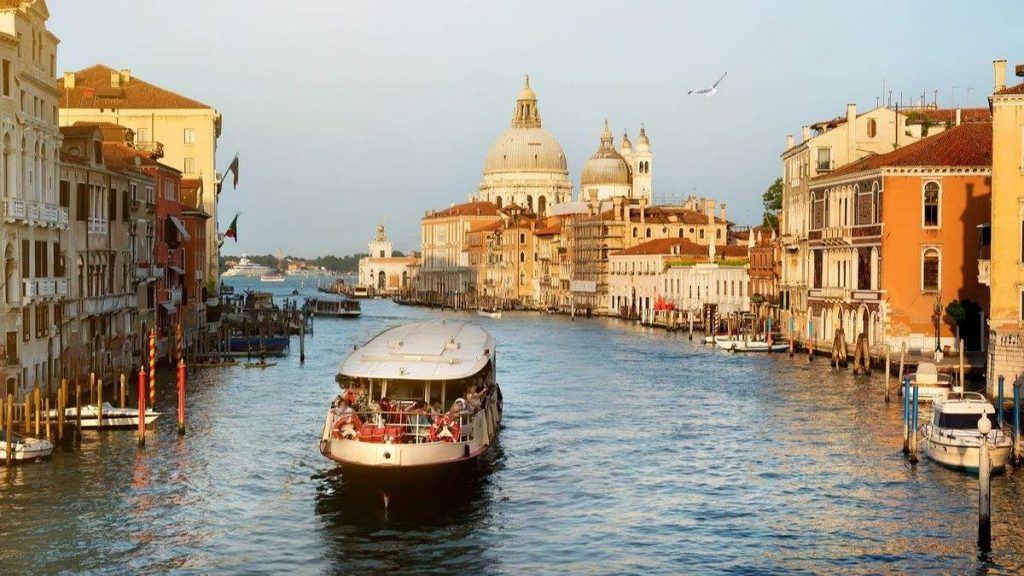 Vaporetto no Grande Canal de Veneza, Itália.