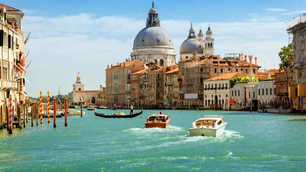 Grande canal e Basílica de Santa Maria della Salute, Veneza, Itália.