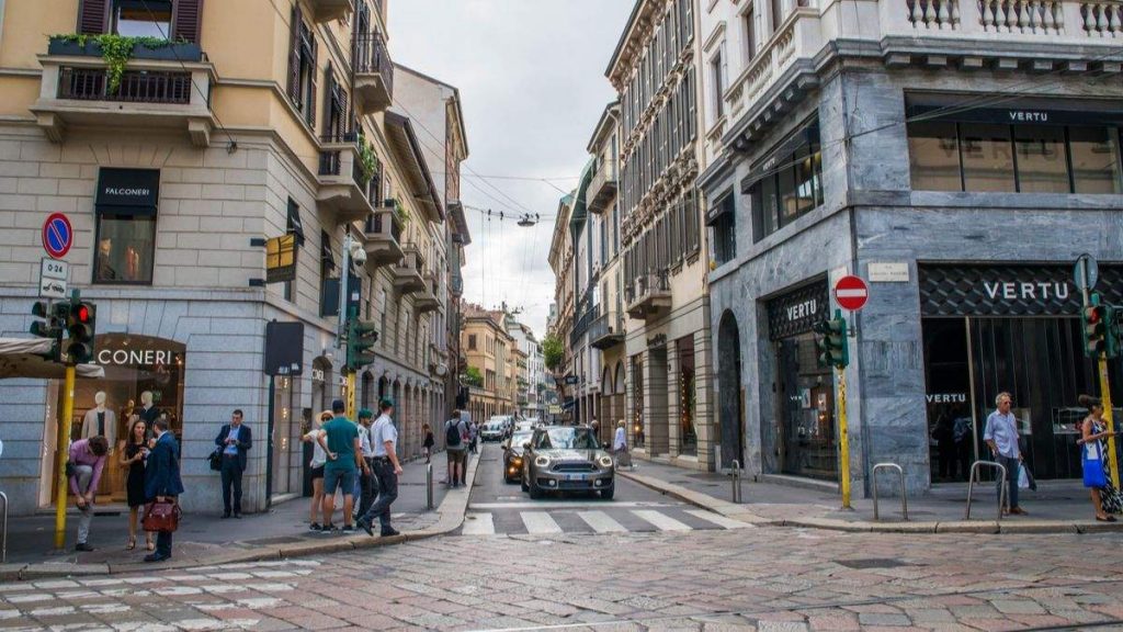 Via Montenapoleone street, em Milão, Itália.