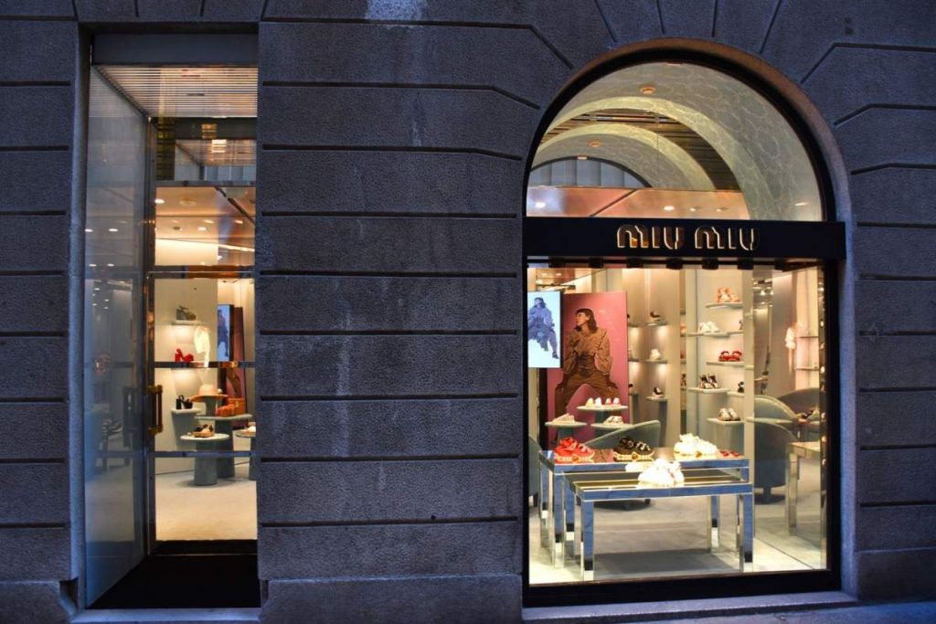 loja Miu Miu na Via Sant'Andrea em Milão, Itália.