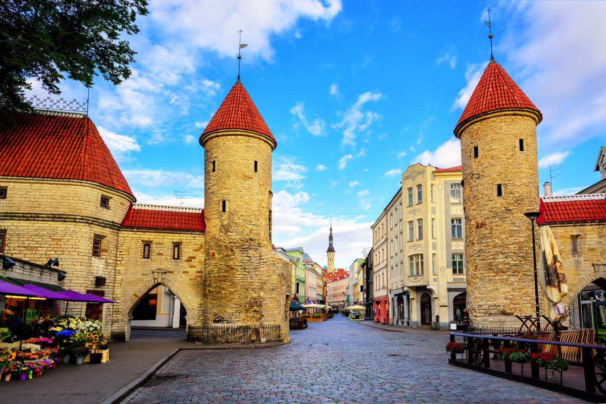 Torres gêmeas do portão de Viru na cidade velha de Tallinn, Estônia