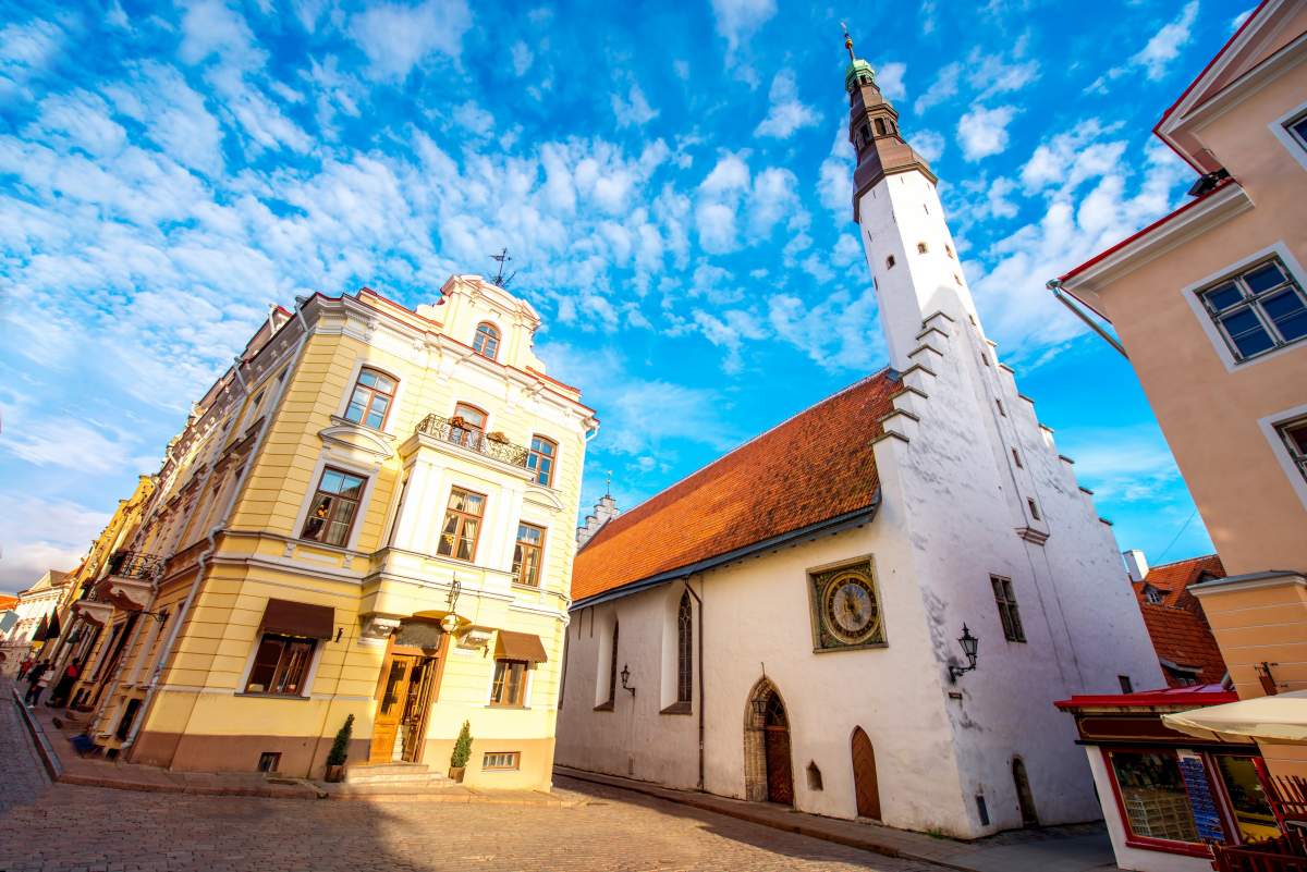 Vista na igreja do Espírito Santo na Praça Suurgildi em Tallinn, Estônia